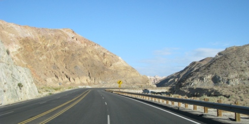 Highway 14 landevej gennem Red Rock Canyon State Park, Californien, USA
